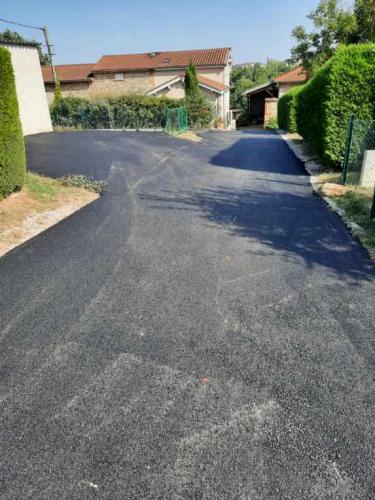 AMENAGEMENTS EXTERIEURS ENROBES CHANTIER CHARVIEU